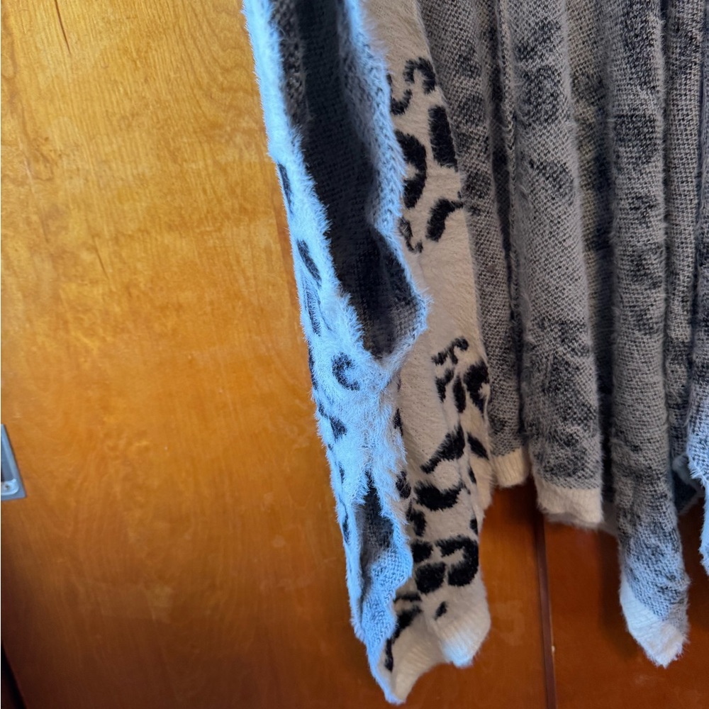 Leopard Jacquard Ruana - Picture 8 of 8